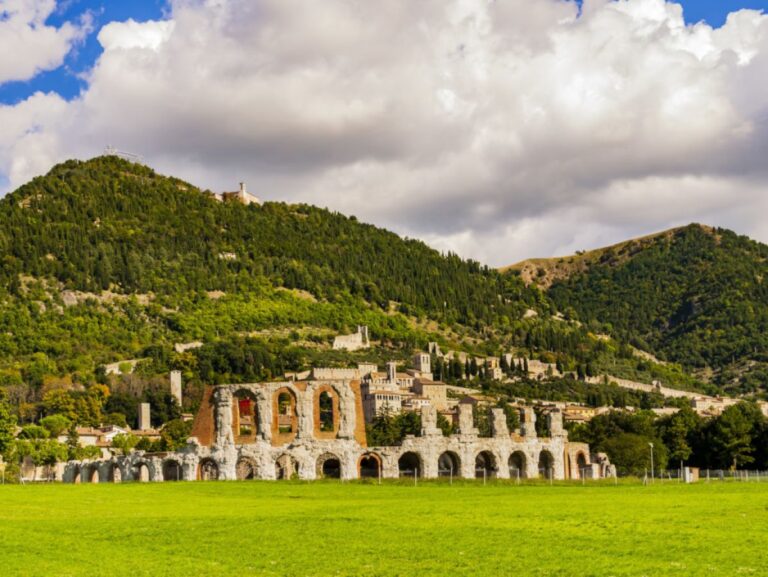 rovine del teatro romano di gubbio