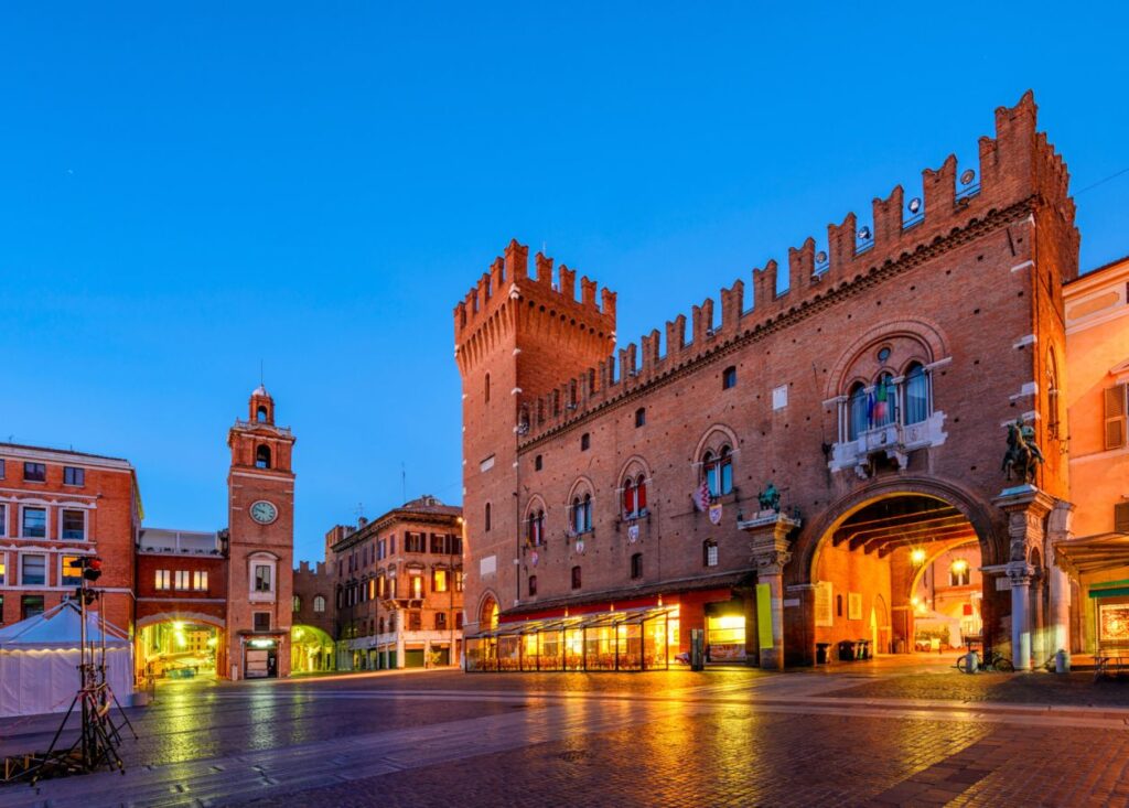 pallazzo communale e piazza della cattedrale a ferrara