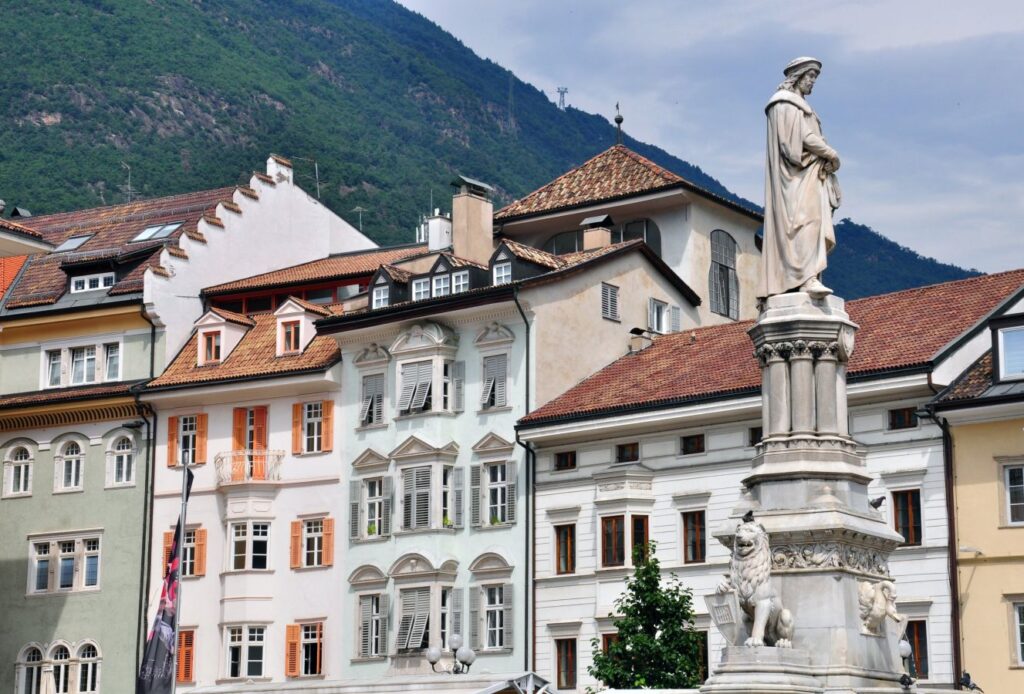 30359123_xxl case nel centro di bolzano, trentino-alto adige